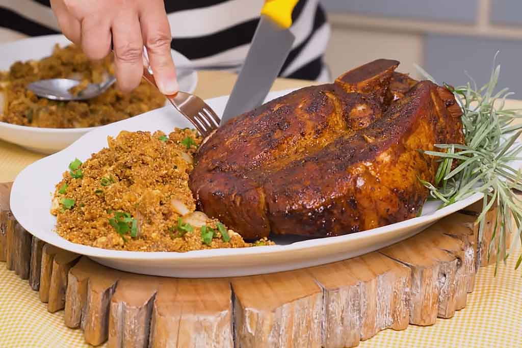 Pernil de Panela com Farofa de Banana
