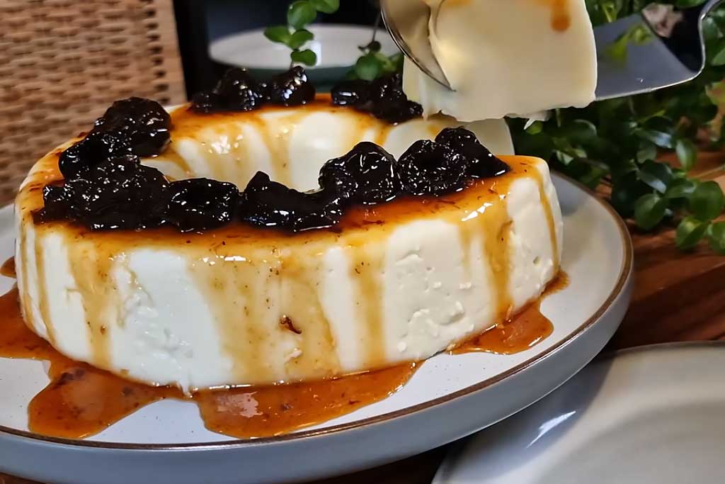 Manjar de Coco com Calda de Ameixa