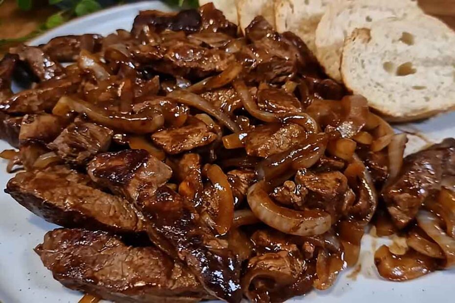 Tiras de Carne Acebolada com Molho