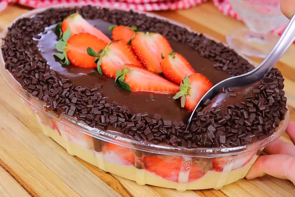 Receita de Bombom de Morango na Travessa