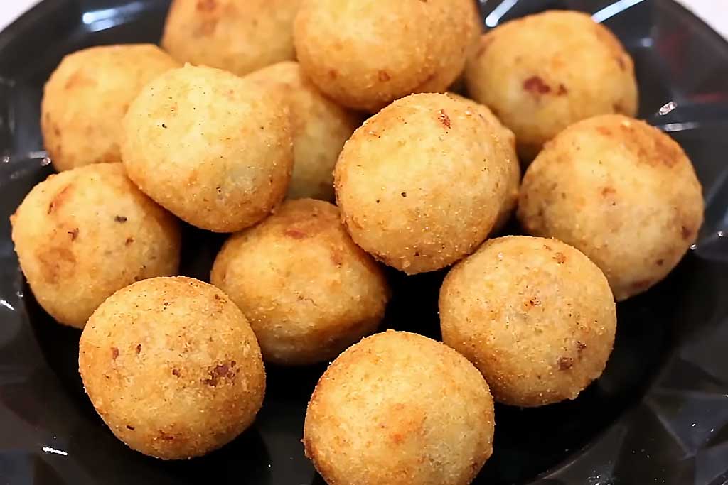 Bolinha de Batata com Recheio de Queijo
