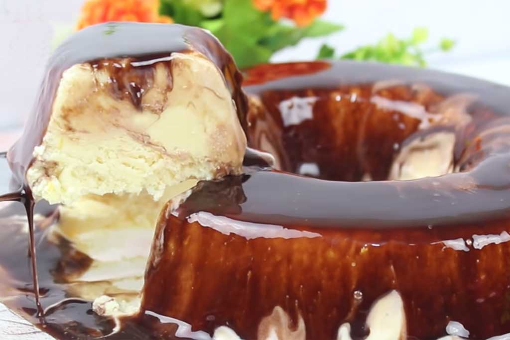 Pudim de Sorvete com Calda de Chocolate