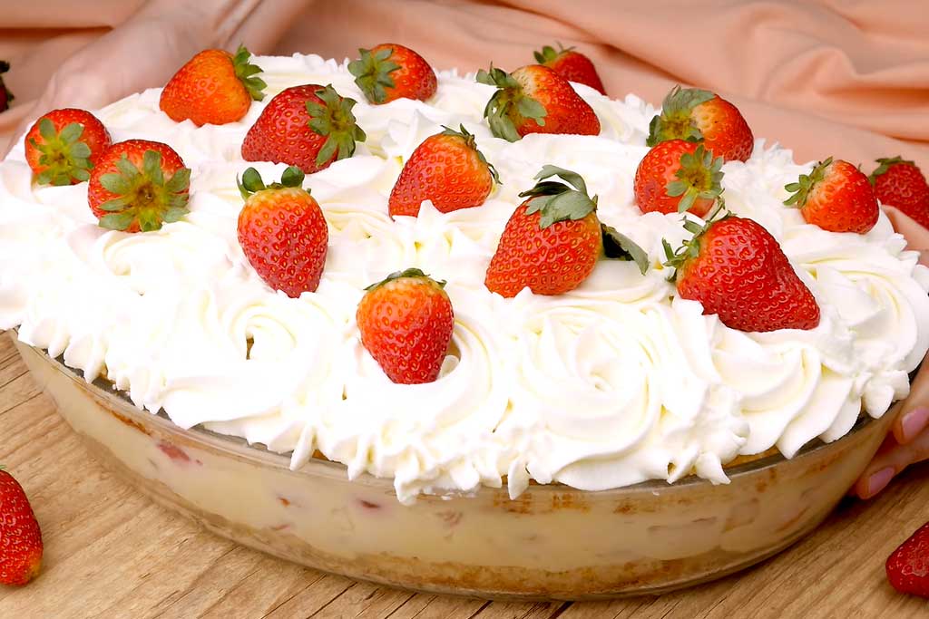 Bolo de Morango na Travessa