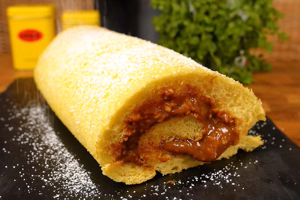 Rocambole de Doce de Leite com Coco