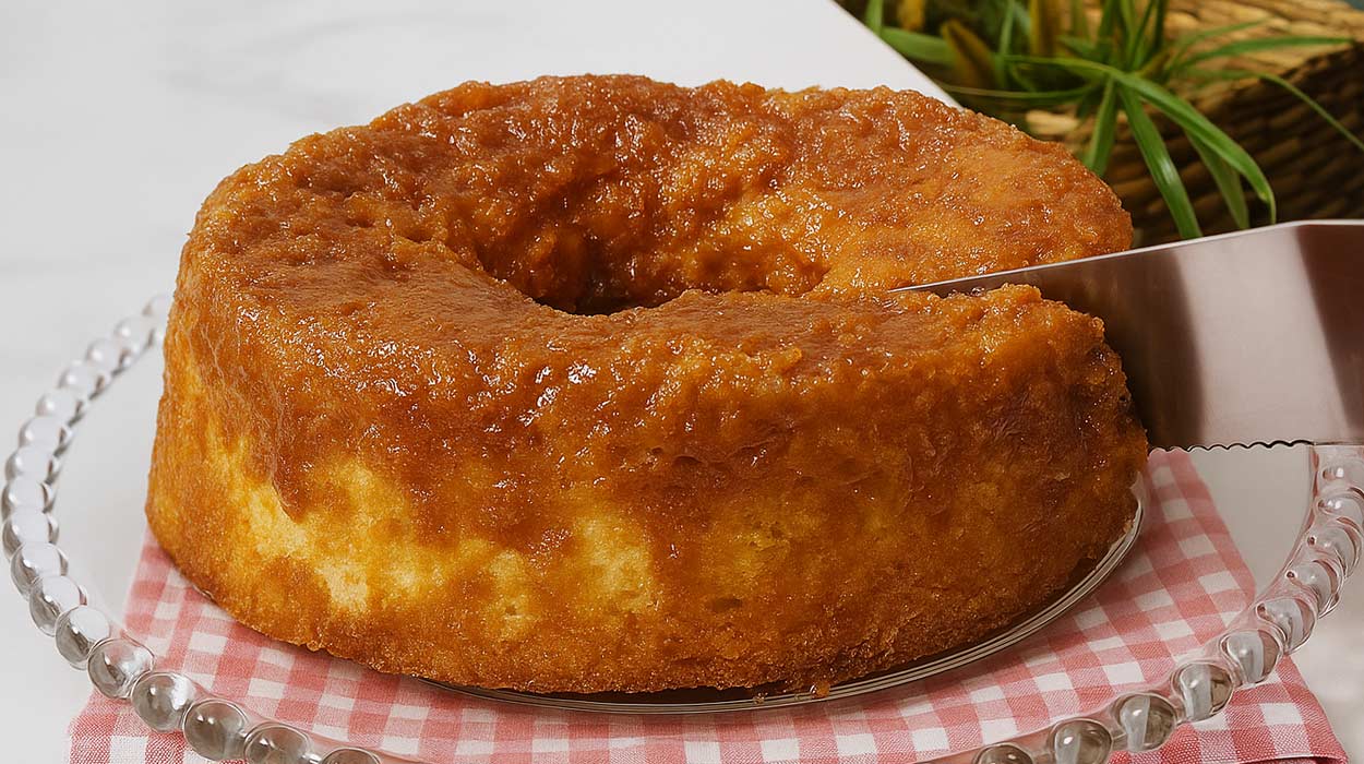 Bolo de Caçarola com Calda Caramelizada