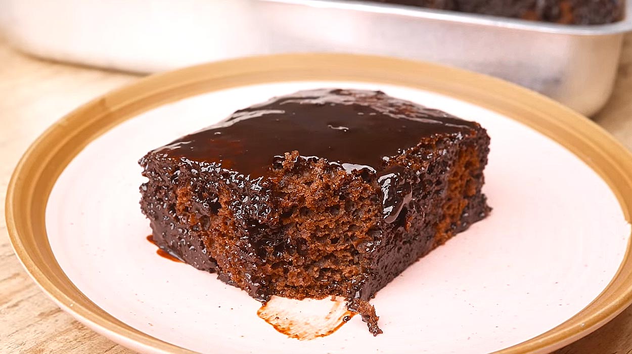Melhor Bolo de Chocolate com Cobertura