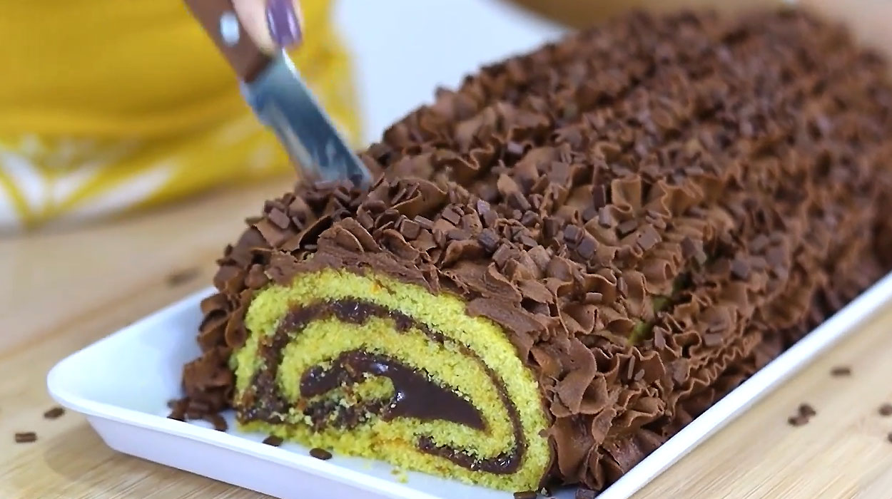 Rocambole de Bolo de Cenoura com Brigadeiro